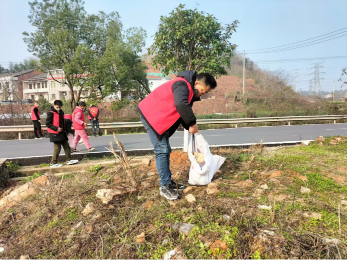 角山镇：前进村开展道路大清洁行动，提升美化农村环境！