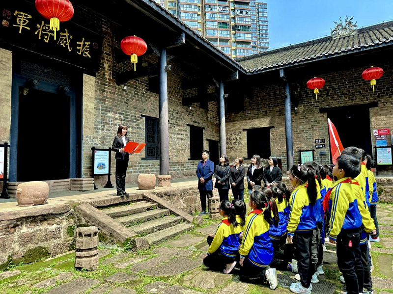行走的思政课堂 诉一段家国情长——灵官庙小学党支部打造“移动思政课”