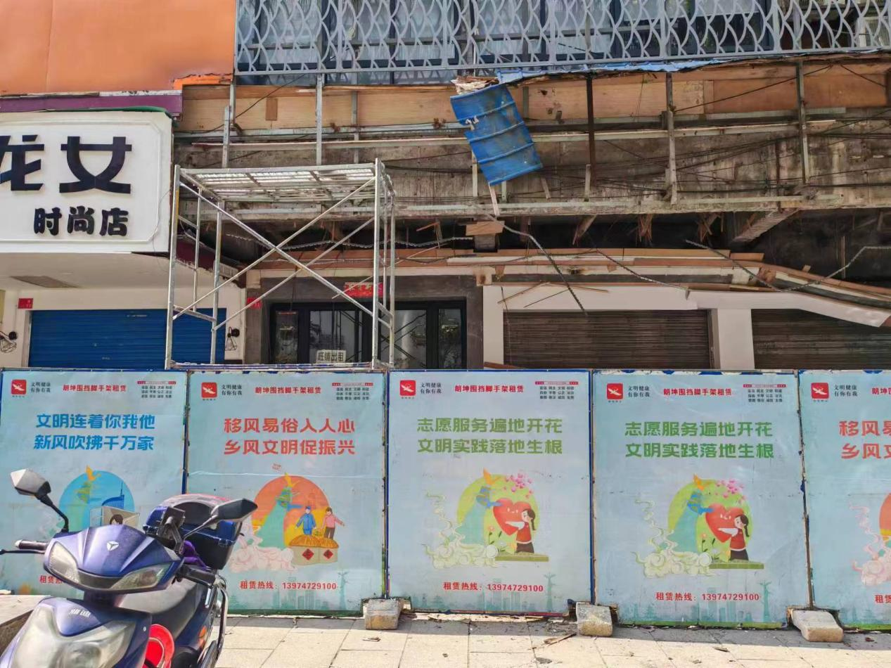 人民街道城管大队：拆除破损门头，消除安全隐患