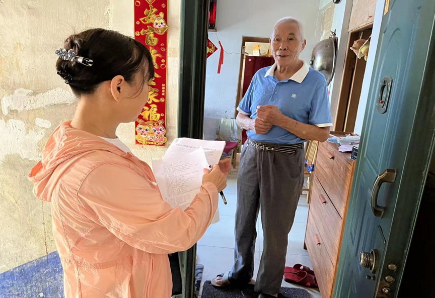 五一街道来雁塔社区深入推进“禁毒六进”及综治民调走访宣传工作