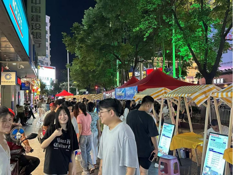 石鼓区：人才夜市火热出摊