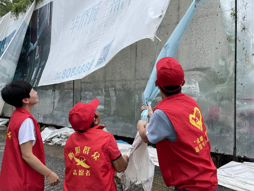 五一街道：来雁塔社区清理破旧广告，提升城市‘颜值’