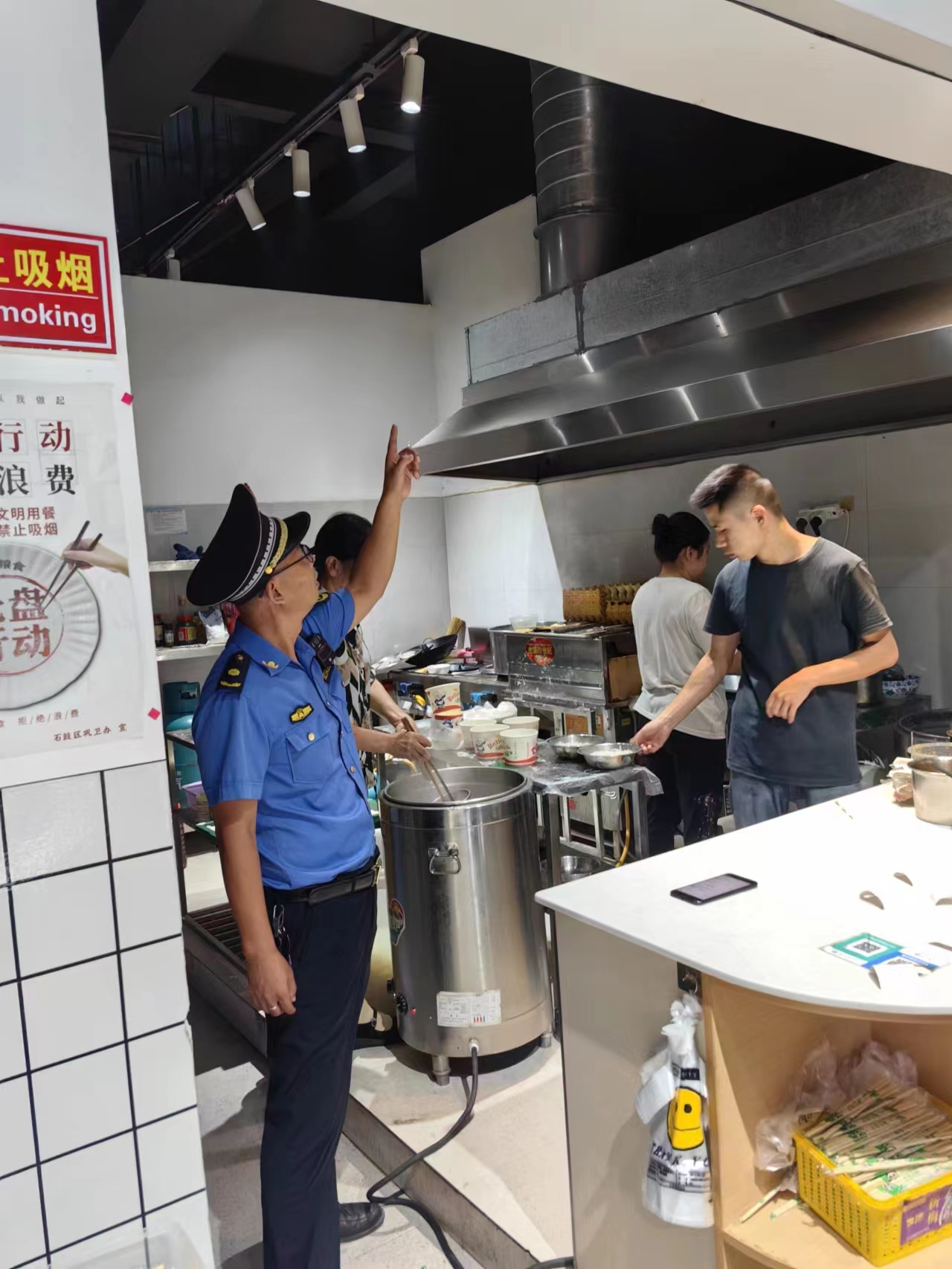 角山镇：开展餐饮油烟整治行动，打好蓝天保卫战
