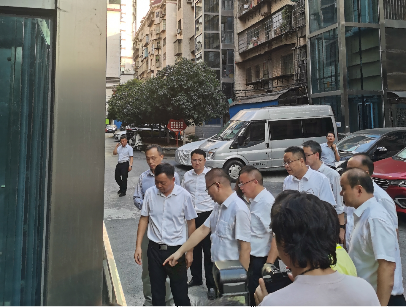 省住建厅党组书记、厅长唐道明调研石鼓区演武坪社区非封闭式老旧小区加装电梯示范点