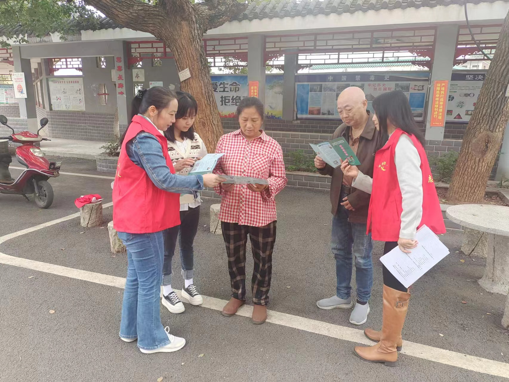 合江街道：七里井社区开展“医保惠万家 情系你我他”2024年城乡居民医疗保险缴费宣传活动