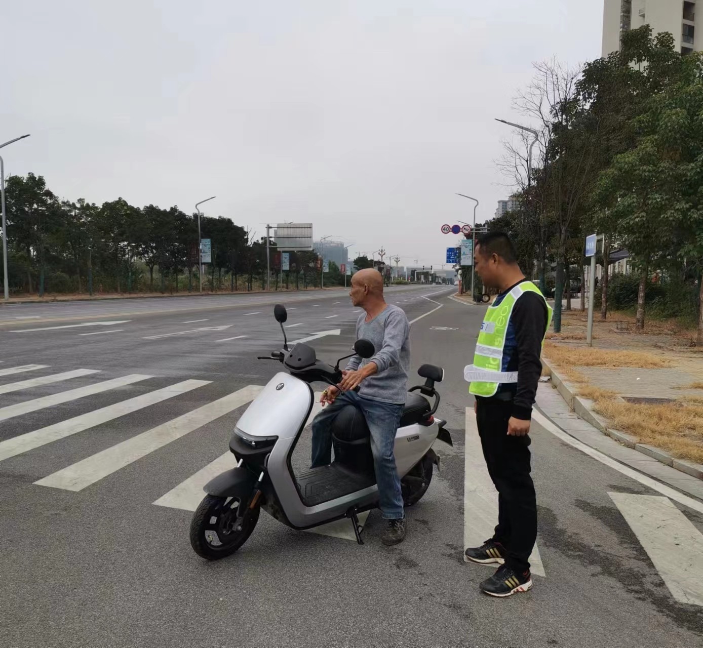 合江街道：五一村开展交通安全劝导活动