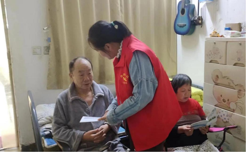 合江街道合江套社区开展“政策进社区.服务零距离”医保宣传志愿服务活动