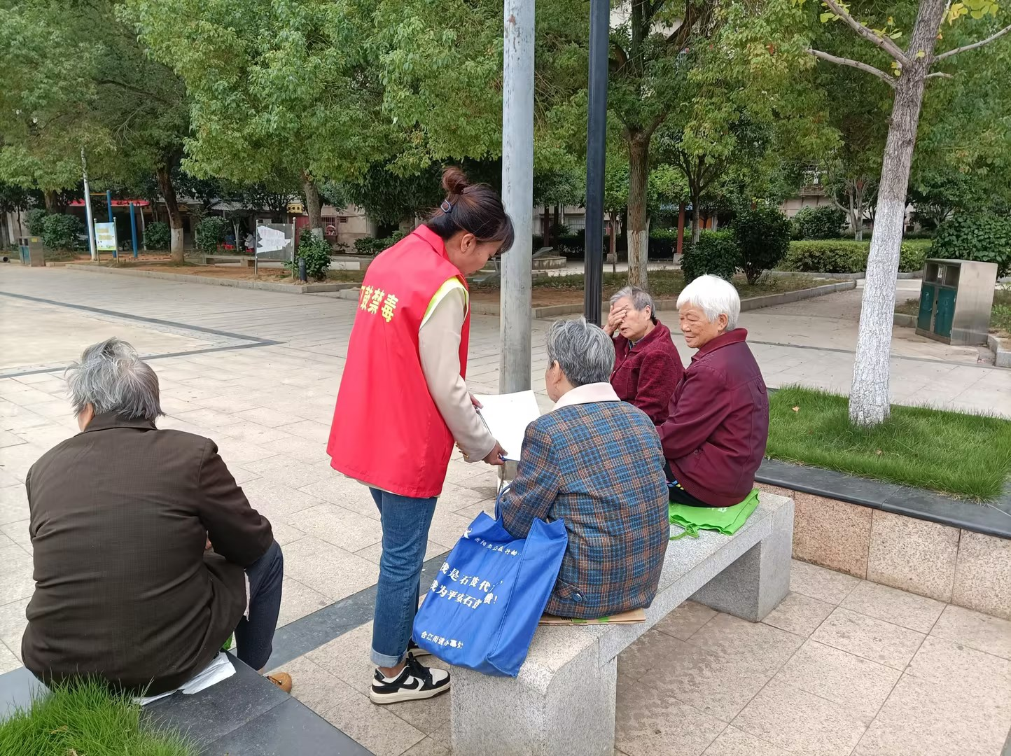江雁社区 开展防范“依托咪酯”滥用宣传活动