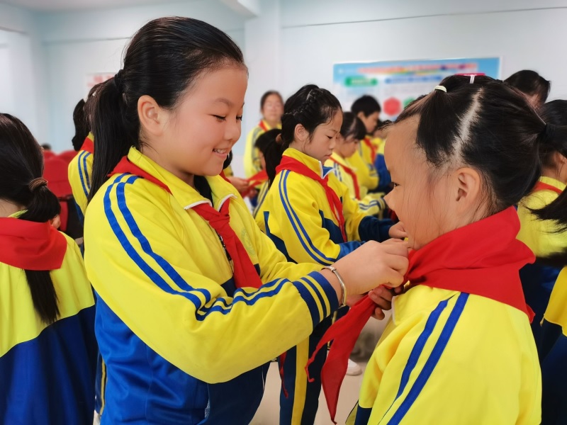 金源小学44名小学生光荣加入中国少年先锋队！