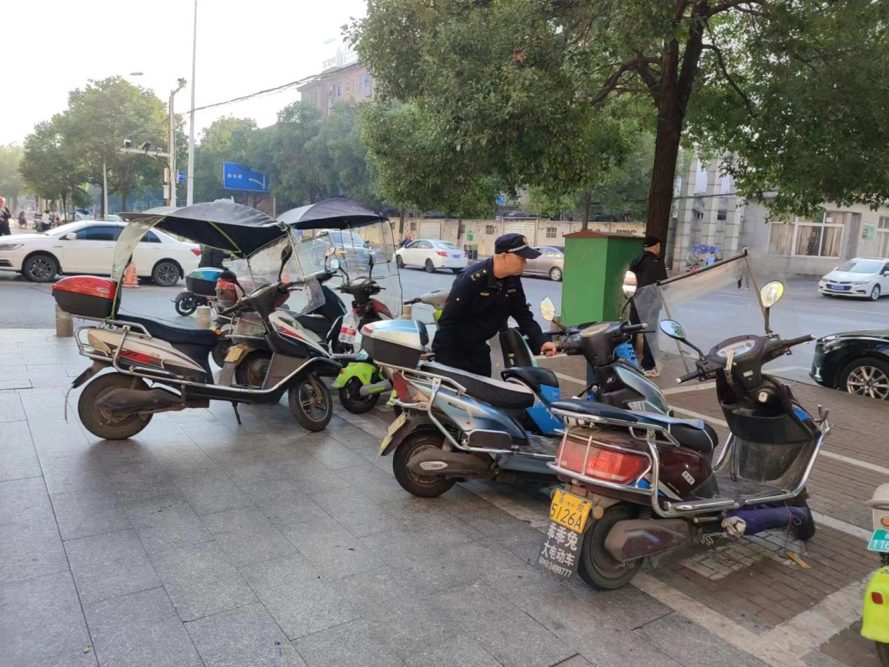 合江街道开展非机动车乱停放专项整治行动