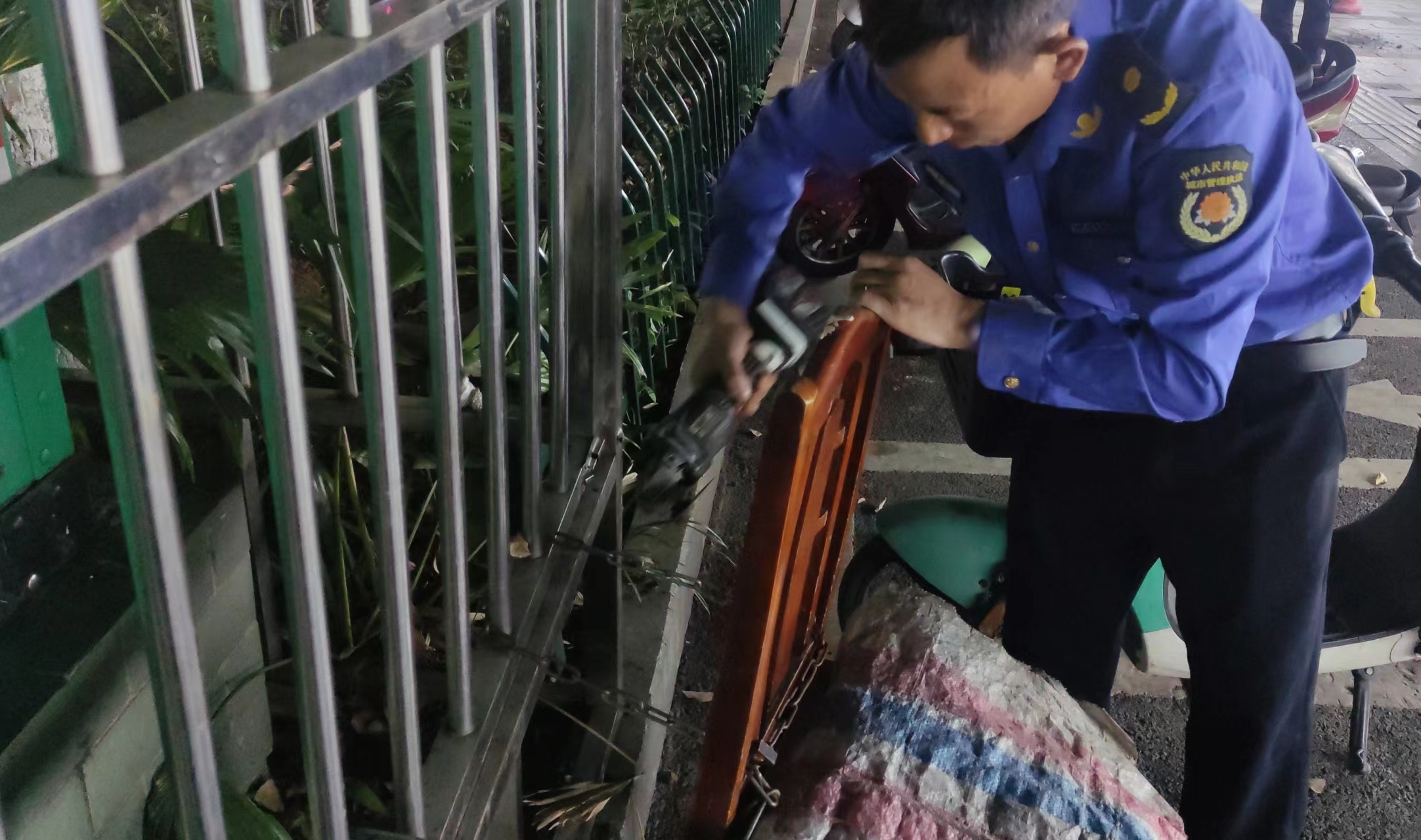 青山街道：青山城管与西湖一村社区携手，共同改善南华附一医院周边环境秩序