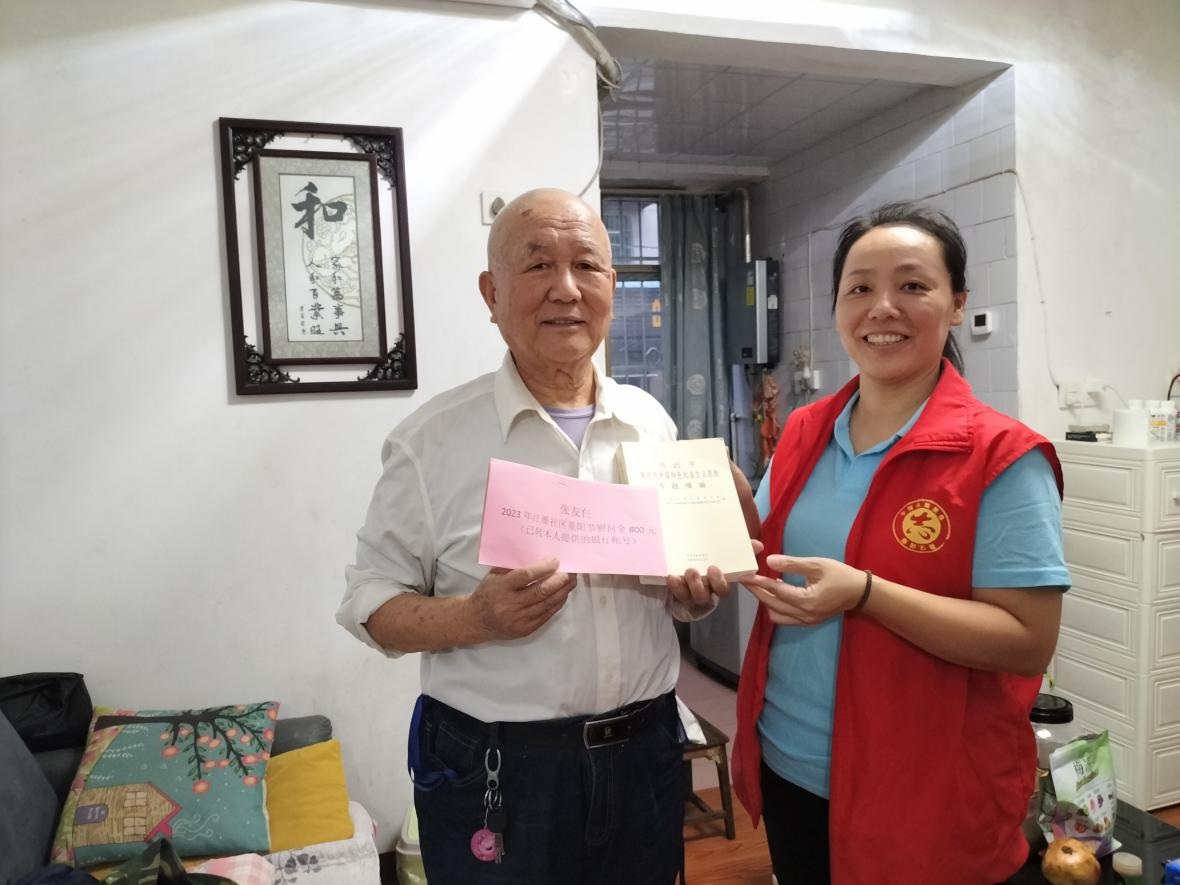 江雁社区开展“九九重阳 情暖退役军人”走访慰问活动