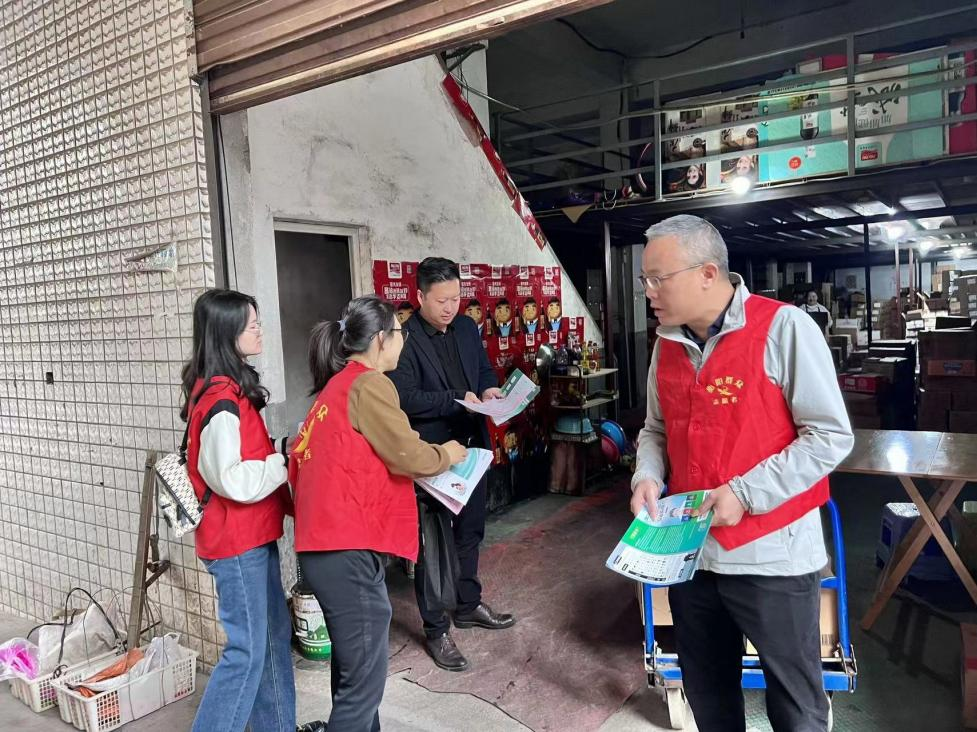合江街道：五里牌社区开展“垃圾分类入我心”入户宣传活动