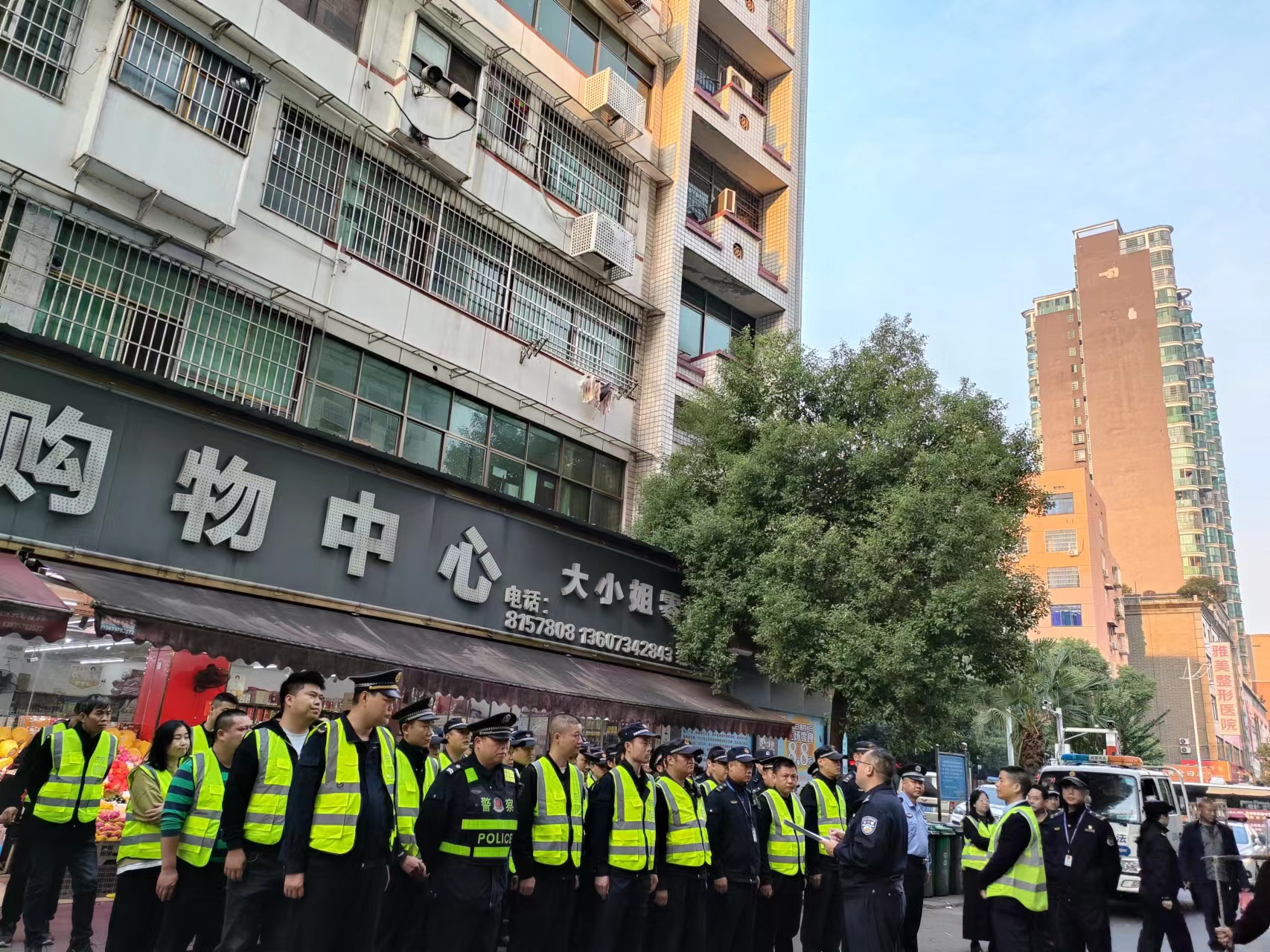 青山街道联合多部门开展文明交通整治行动