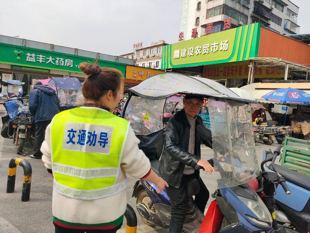 合江街道：柏树嘴社区开展交通安全文明劝导活动