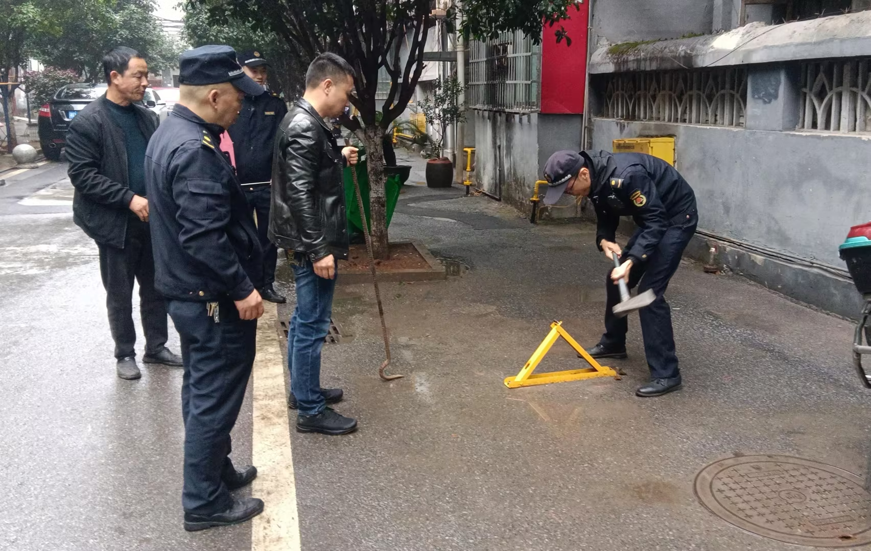 青山街道城管大队整治私设地锁，维护公共资源