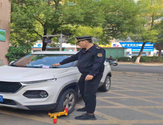 石鼓区五一街道城管大队整治车辆乱停乱放