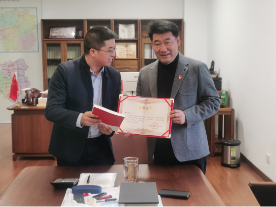 展老兵新风采 聚社会正能量  —石鼓区退役军人事务局走访“全国模范退役军人”曹刚修