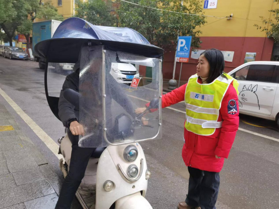 五一街道：建设新村社区开展交通安全劝导，营造平安社区环境