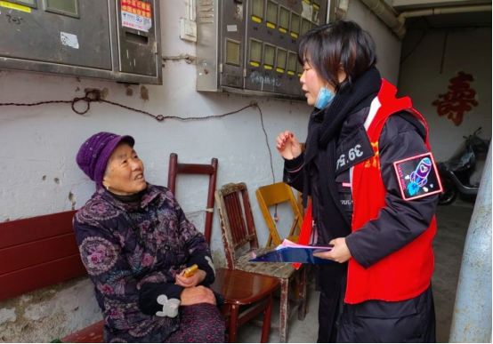 关爱独居老人 ，五一街道畔湖路社区志愿者在行动