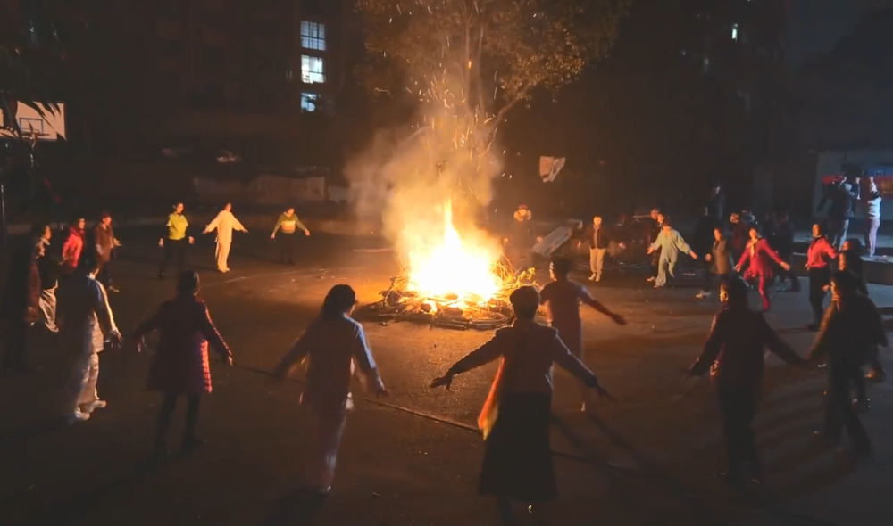 柏树嘴社区：一种团结精神、娱乐与文化的篝火晚会