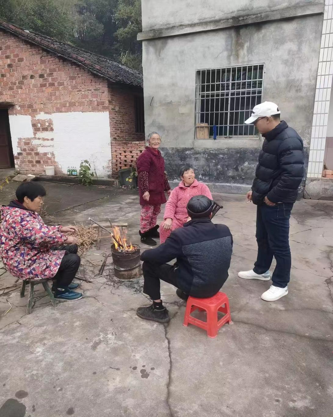 石鼓区角山镇杨岭社区开展“敲门行动”