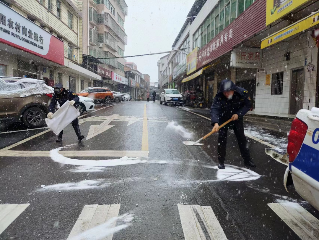 角山镇：开展除雪撒盐行动，保障市民通行安全