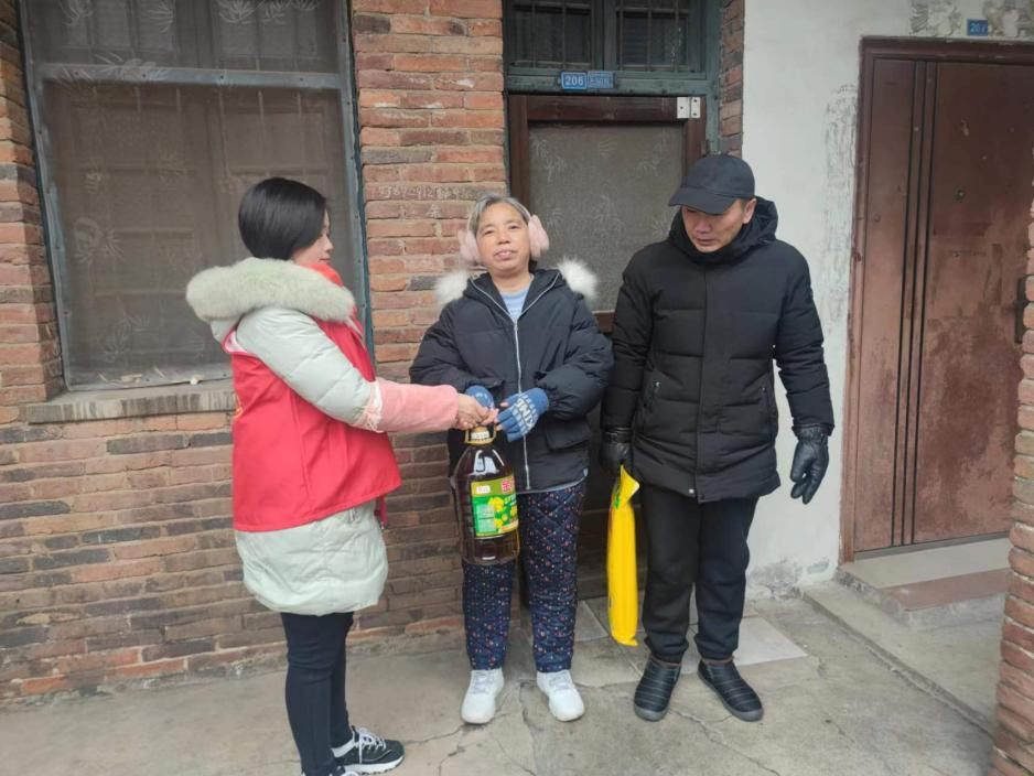 合江街道：五里牌社区组织开展新春走访慰问活动
