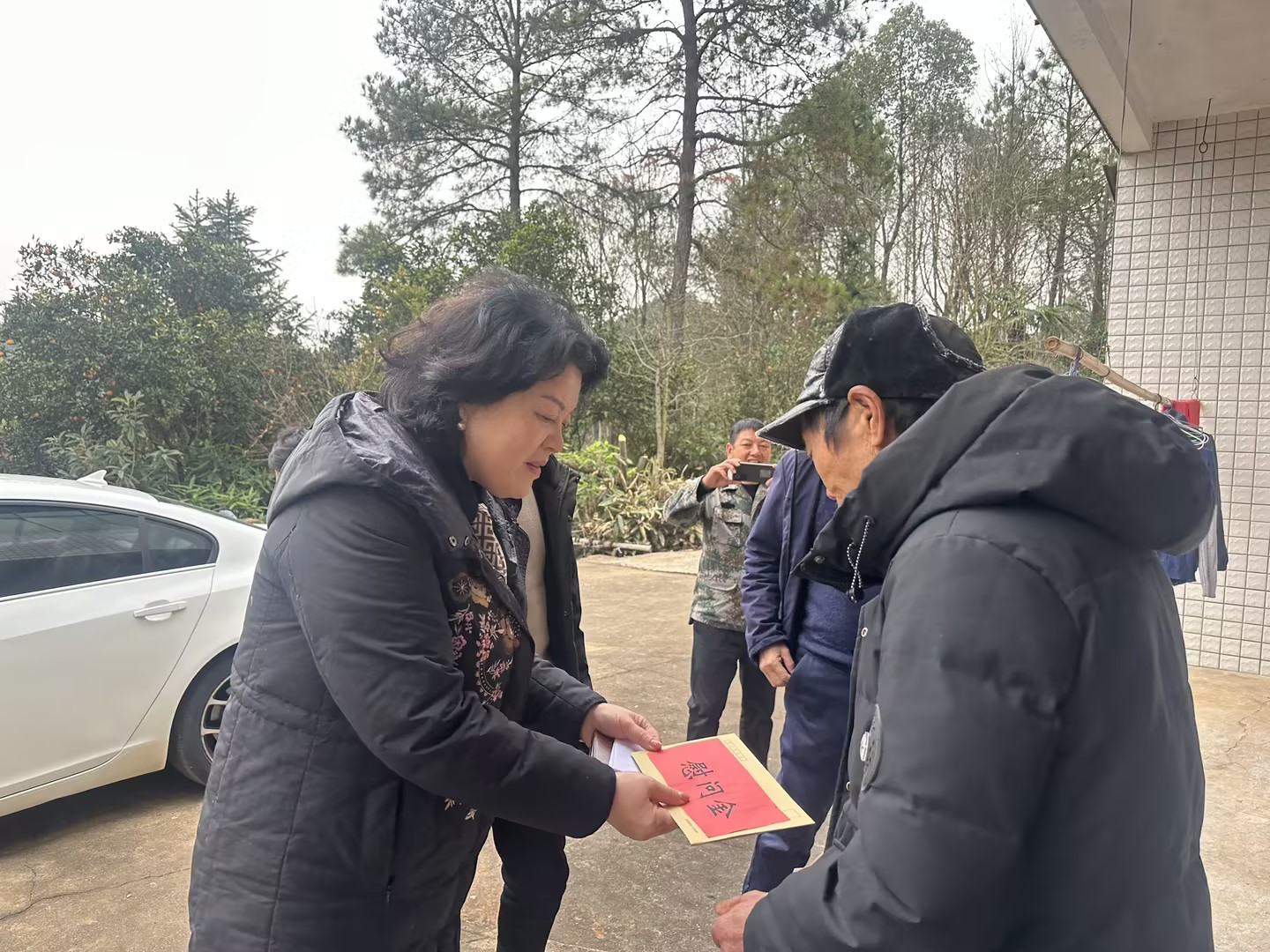 角山镇：上门慰问送温暖，情系移民增信心