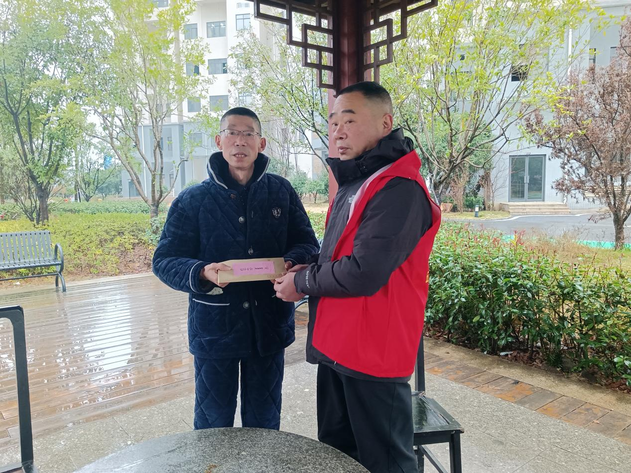 五一村开展癌症患者慰问活动