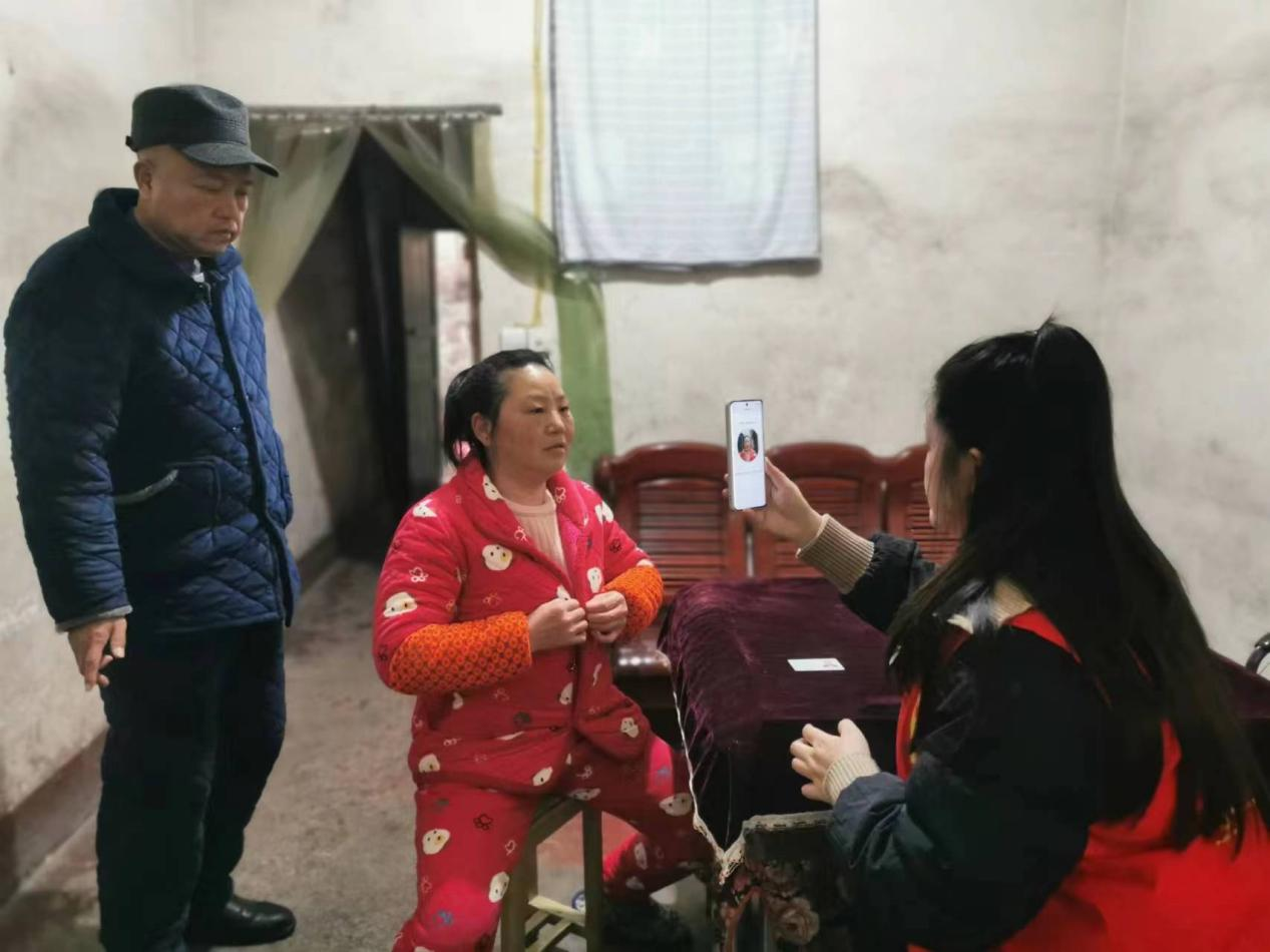关怀暖人心，五一村为失独家庭开展上门年审服务