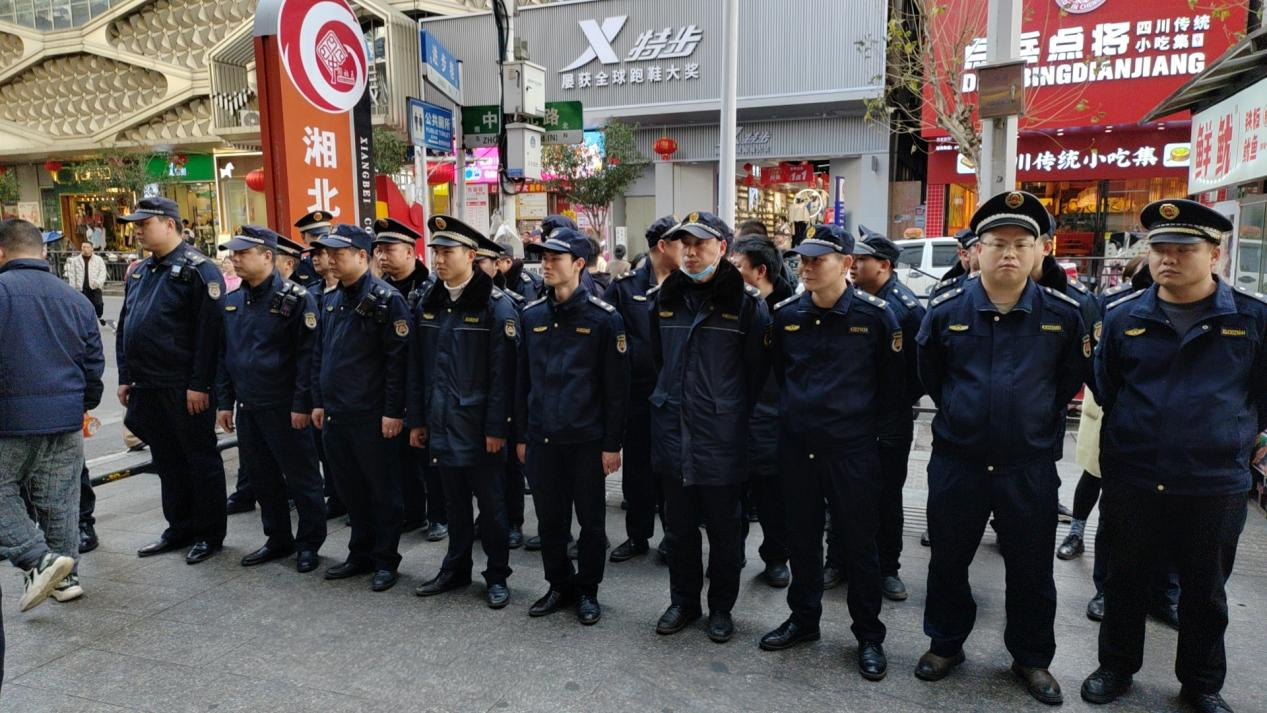 人民街道城管大队开展流动摊贩燃气安全整治行动
