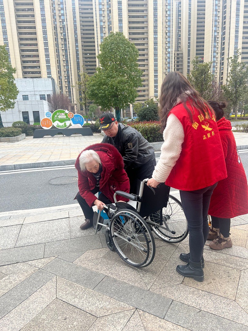 传承雷锋精神，服务温暖人心