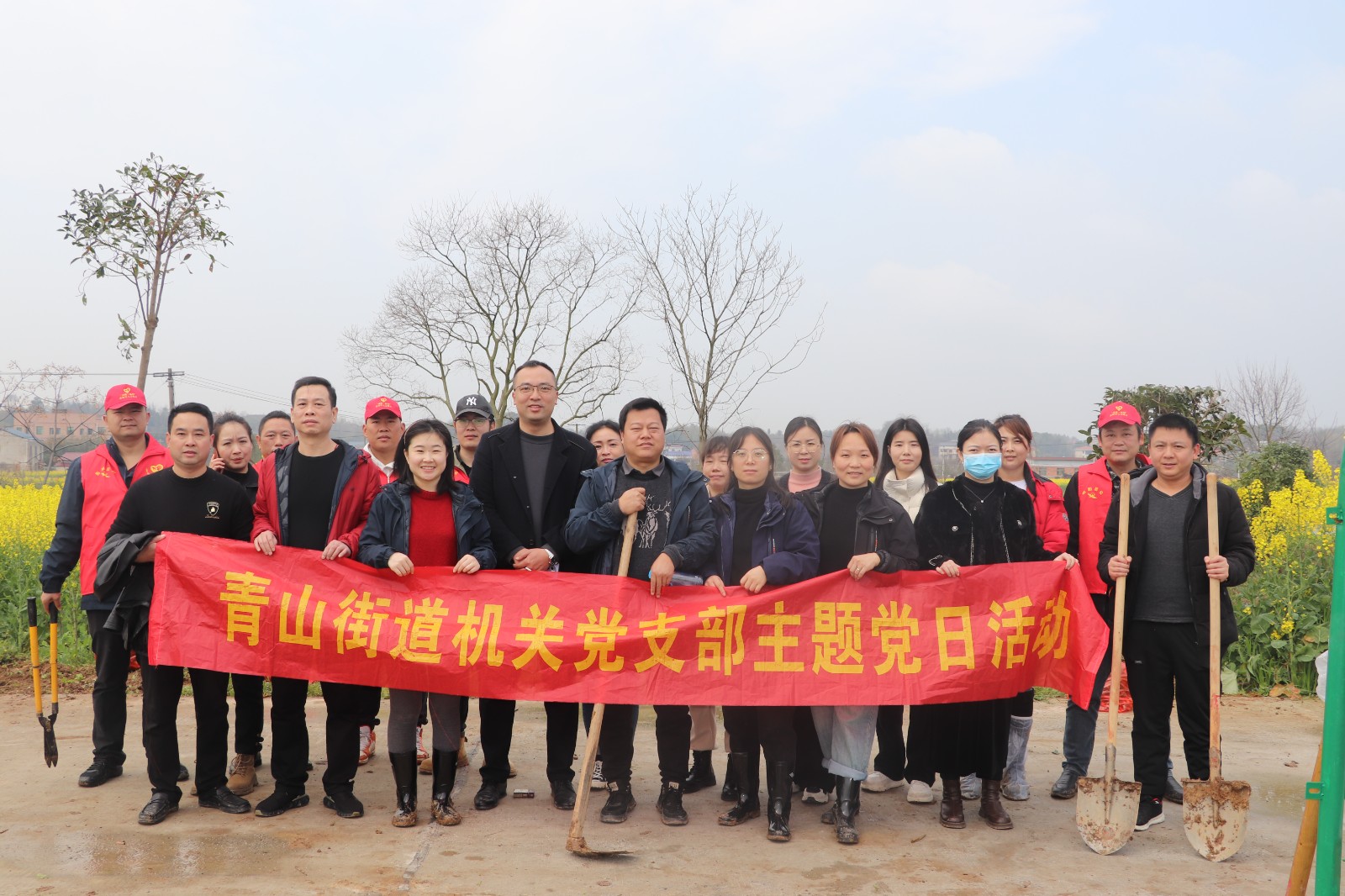 青山街道：义务植树忙，文明新风吹