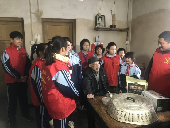 五一街道杨家坪社区：做“追锋”少年 践行雷锋精神