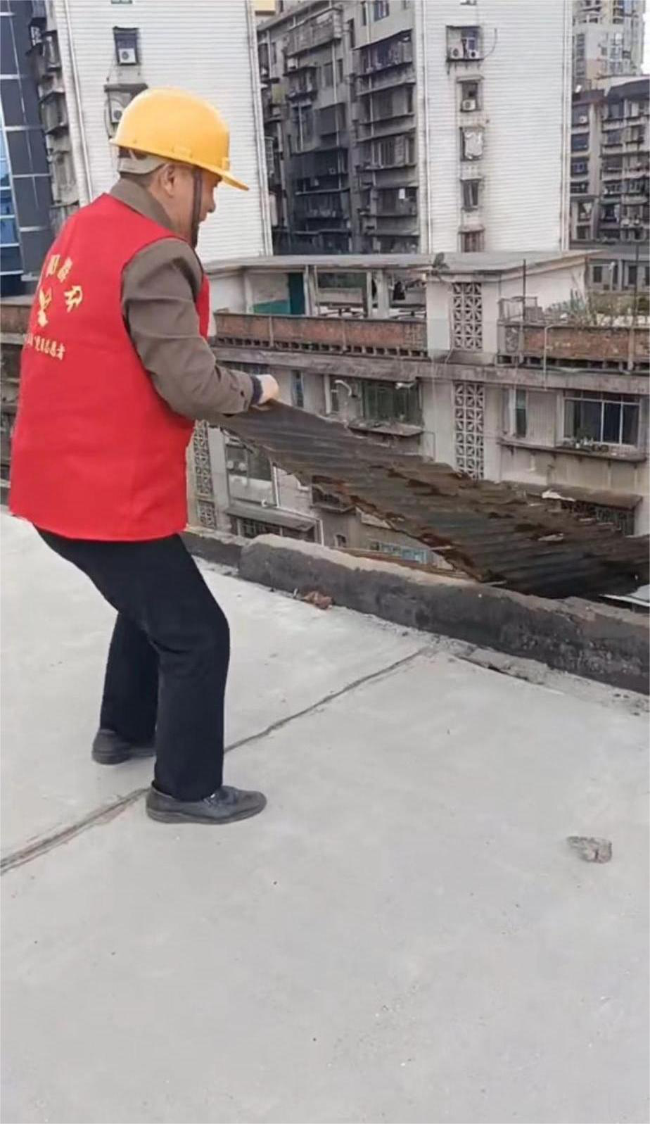 潇湘街道桑园社区：雨棚脱落有危险，社区出手解民忧