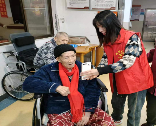 五一街道杨家坪社区暖心服务开启新篇章：退休认证走进养老院 助力老人无忧享晚年