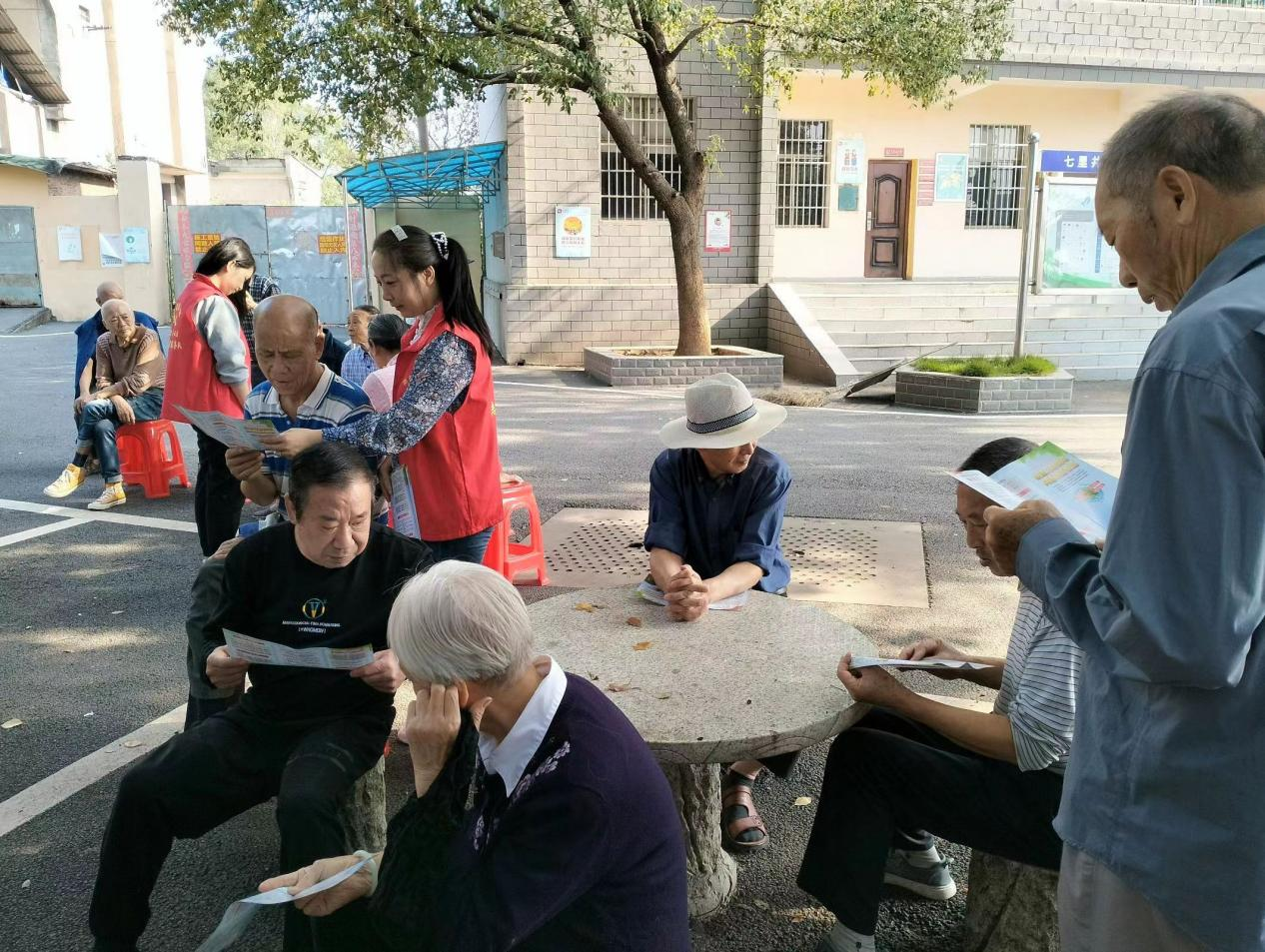 合江街道：七里井社区开展“利剑护蕾.关爱保护未成年人”宣传活动