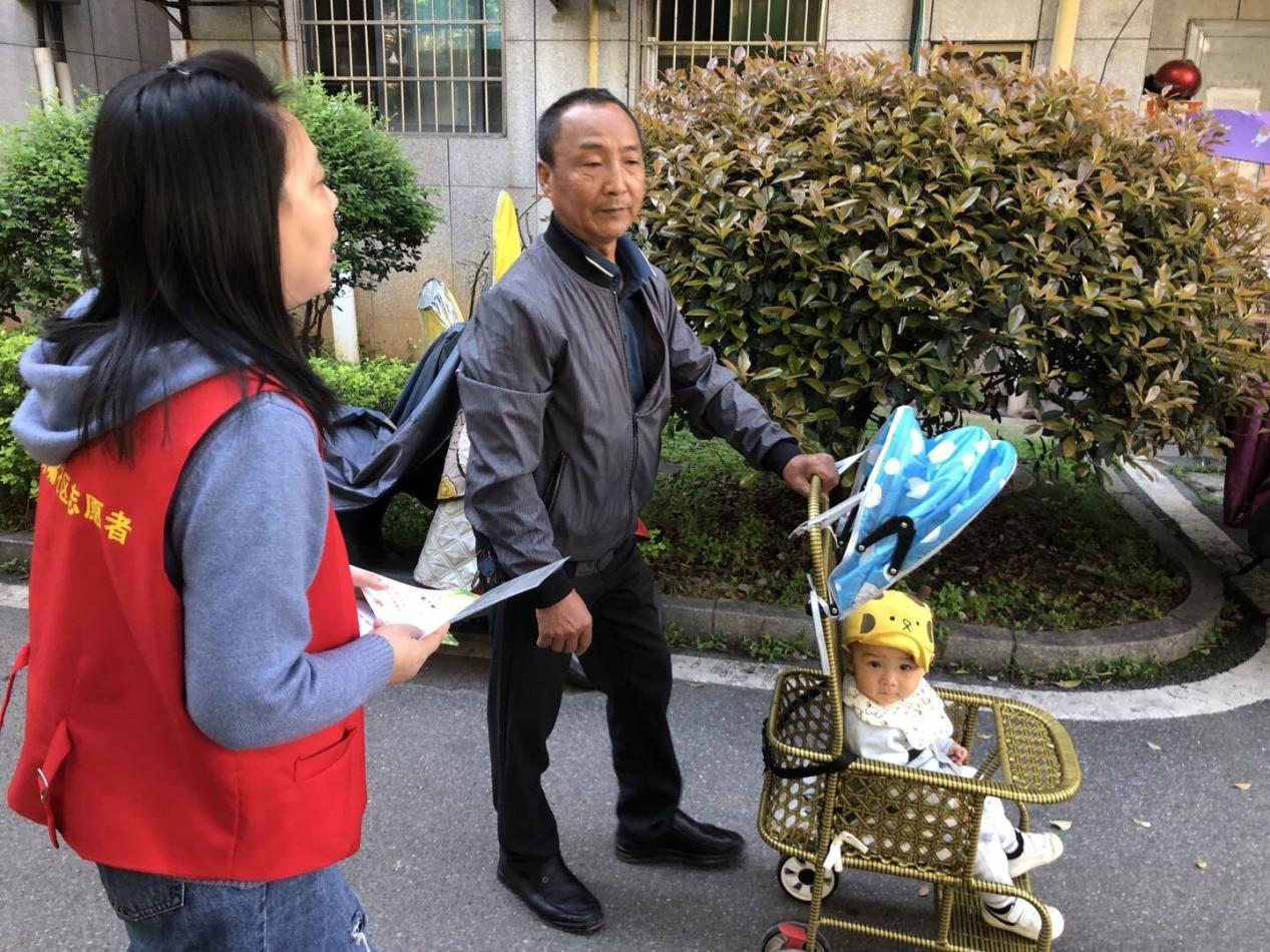 合江街道柏树嘴社区开展“珍爱环境、分类先行”志愿服务活动