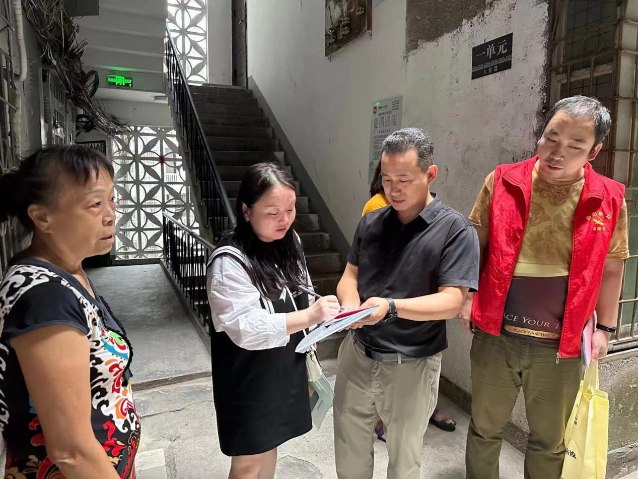 石鼓区信访局到人民路社区开展 “综治民调齐参与，平安建设幸福家” 宣传