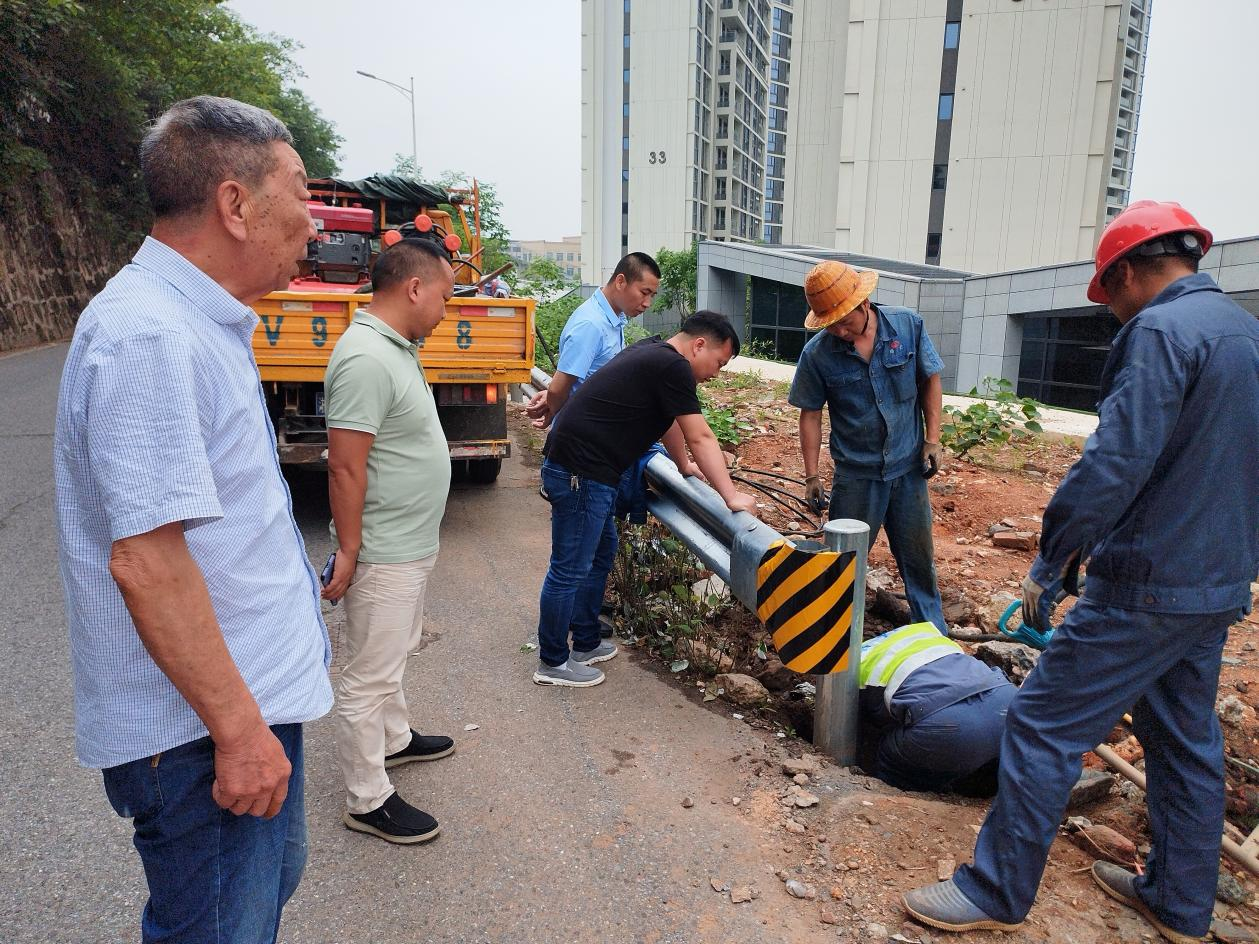 合江街道合江套社区：维修路灯添光明，照亮小区暖人心
