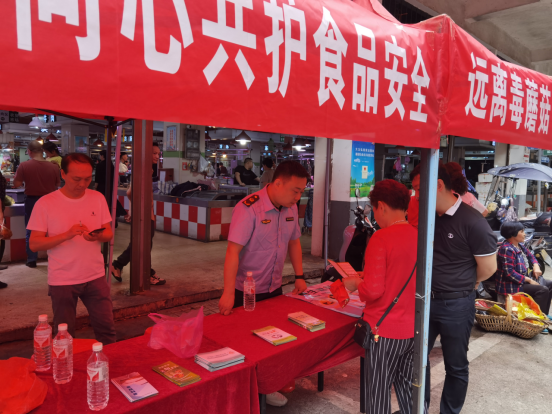 区市场监督管理局开展“尚俭崇信尽责·同心共护食品安全”主题宣传周活动