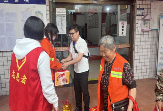 五一街道人大代表慰问环卫工人