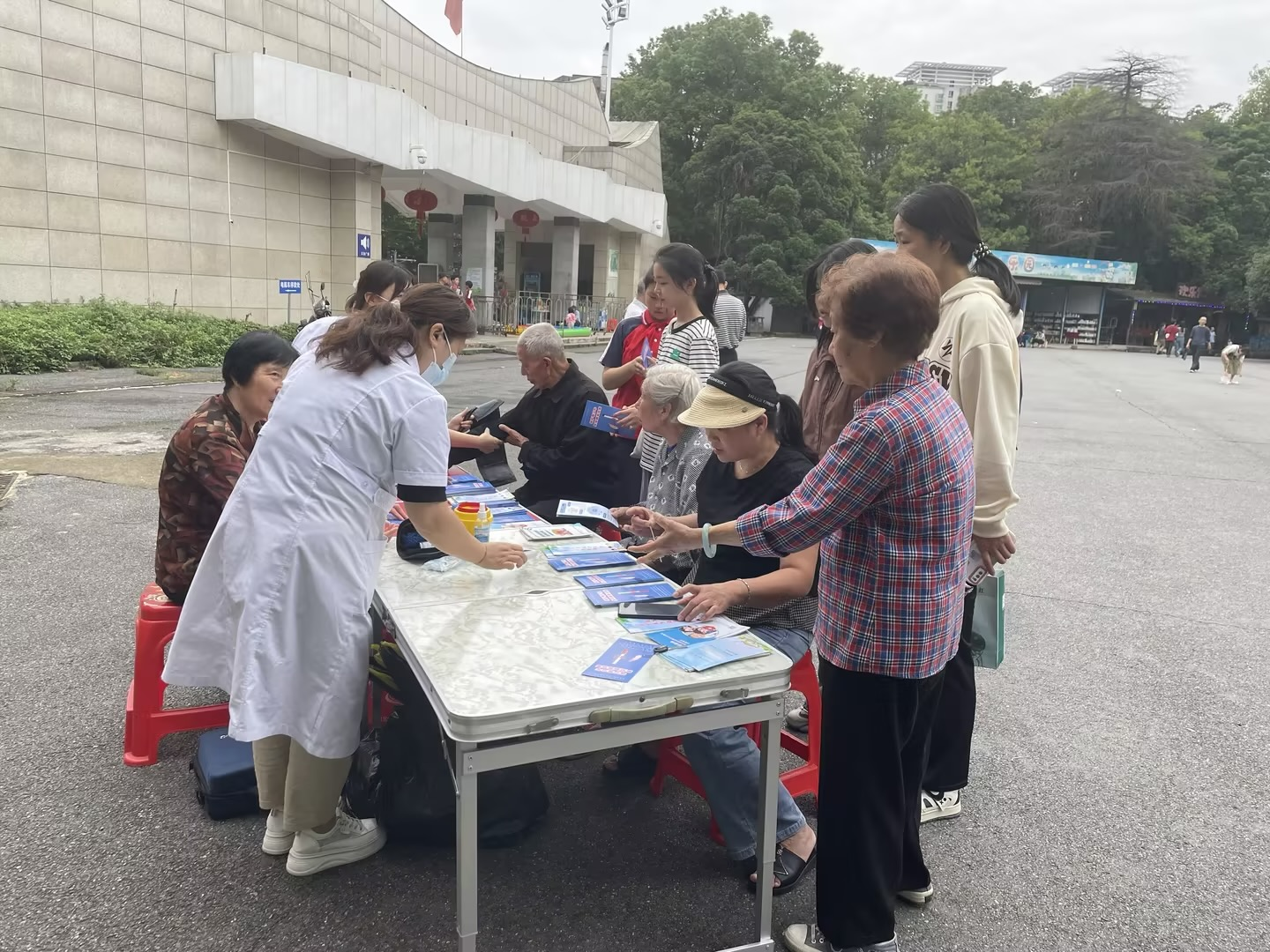 潇湘街道社区卫生服务中心开展世界无烟日宣传活动