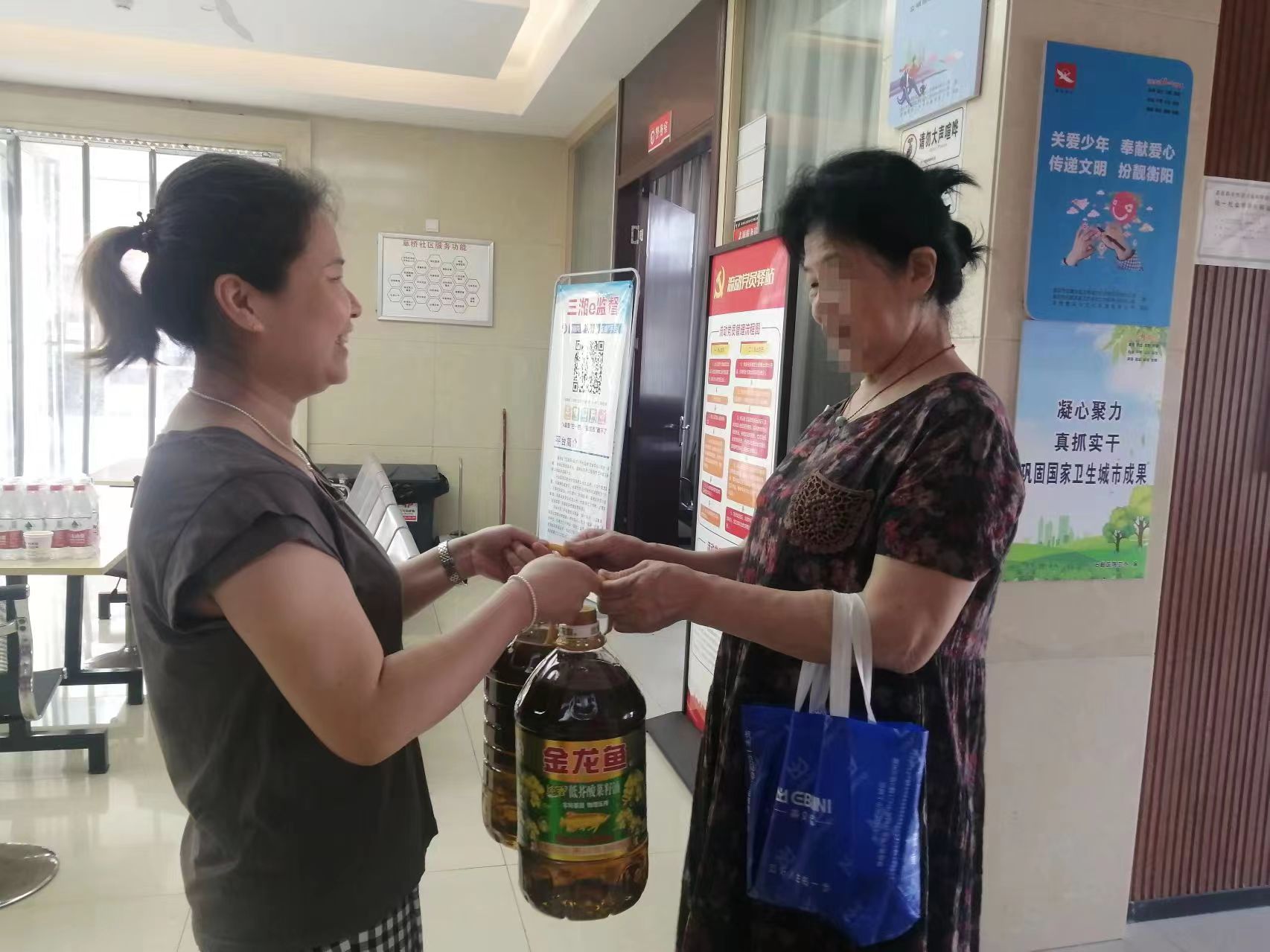 心系群众冷暖，情牵计生家庭——五一街道草桥社区开展端午节慰问活动