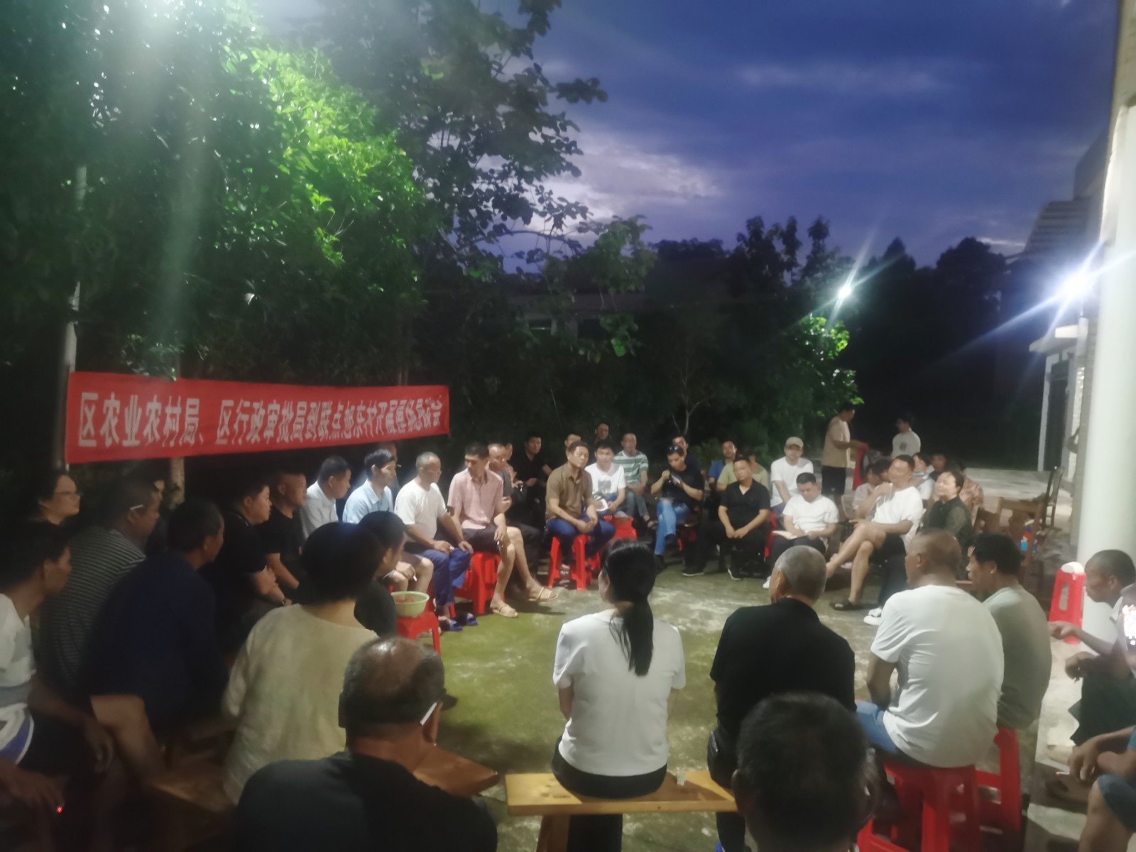石鼓区行政审批服务局到旭东村参加平安建设屋场恳谈会
