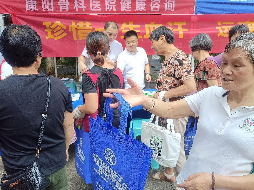 “珍惜一生血汗，远离非法集资”：合江街道开展防范非法集资宣传活动