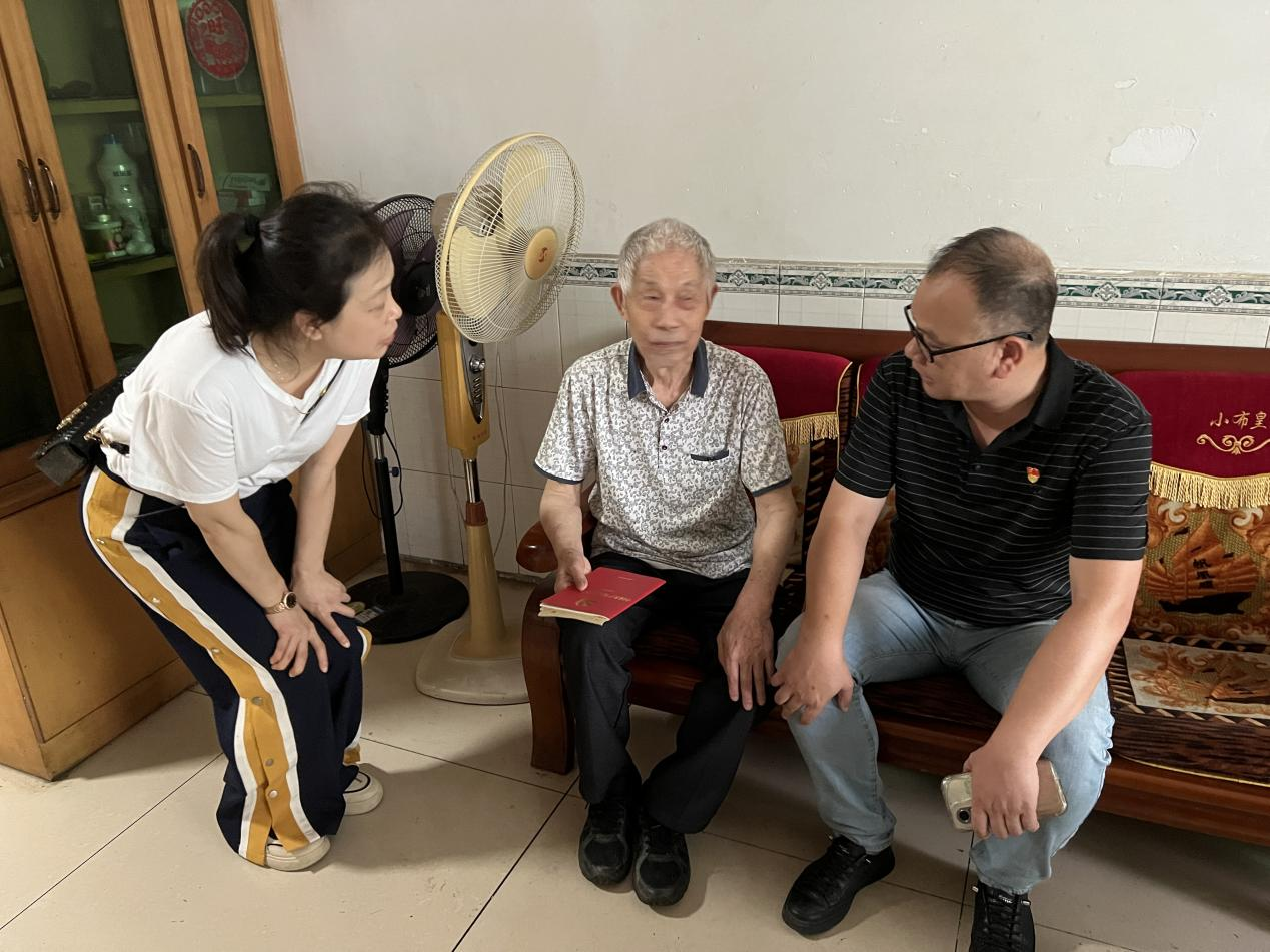 黄沙湾街道社区卫生服务中心党支部开展“七一”集中走访慰问老党员活动
