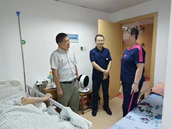 五一街道杨家坪社区“七一”特别行动：心系老党员，用温情传递党的关怀