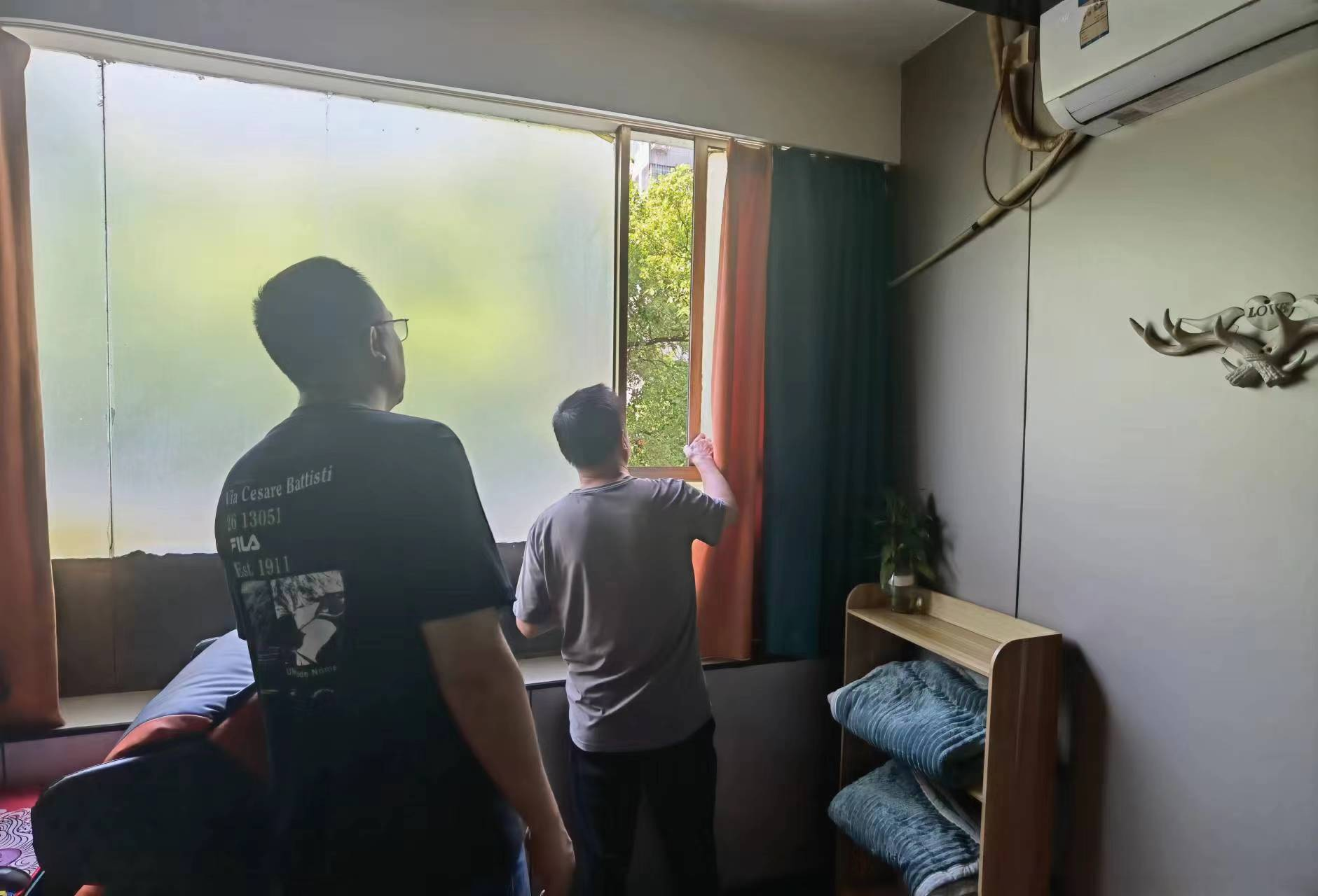 青山街道深入推进“拆窗破网”专项治理，打通消防“生命通道”
